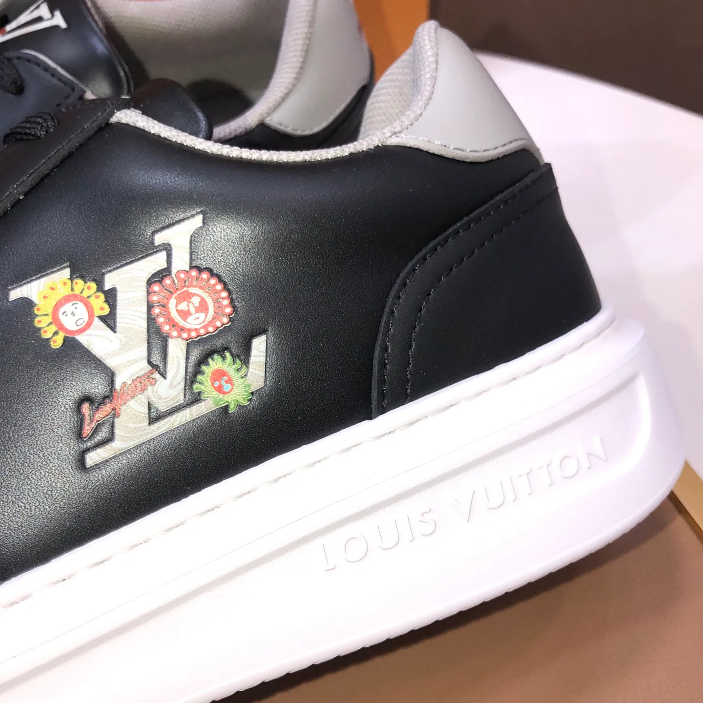 Factory batch 640💰original development, quality shipment, welcome to compare - LV sneaker series sports shoes introduce the loose silhouette of the ready-to-wear series into the spring and summer men's wear shows and make an eye-catching appearance. The cow leather upper is combined with rough fabric laces, and colorful beading highlights the brand's classic elements. LV letters mark the tongue and Monogram floral outsole. Mixed materials Made of top-grain cowhide, thick shoelace design, large Monogram print on the side, mesh lining and cotton feet, the comfort is as extreme as ever, premium heritage, quality first, worth owning! Size: Men’s 38-45 (45 is custom-made and cannot be returned or exchanged)